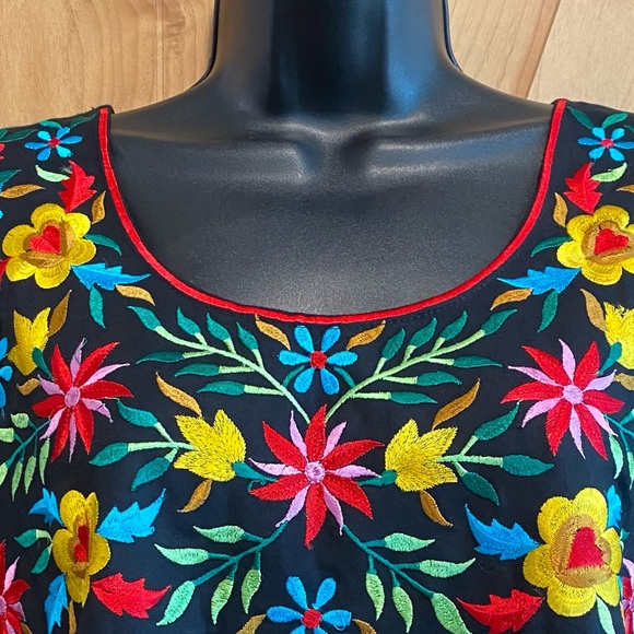 Beautiful embroidered rayon dress - Picture 4 of 8